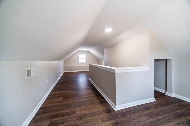 Building Photo - 870 S Waverly St