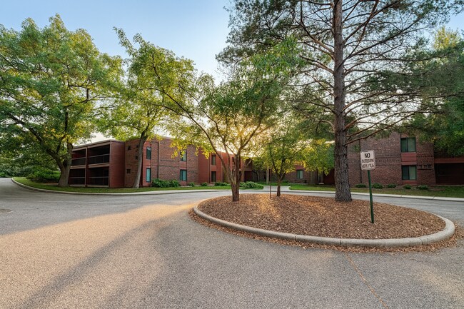 Building Photo - Quaint, Updated 1 Plus Den Condo in Bloomi...