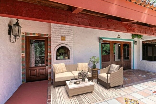 Building Photo - Escape to Your Own Private Retreat Among the Oaks