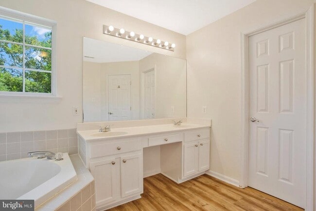 Building Photo - 9112 Granite Ct