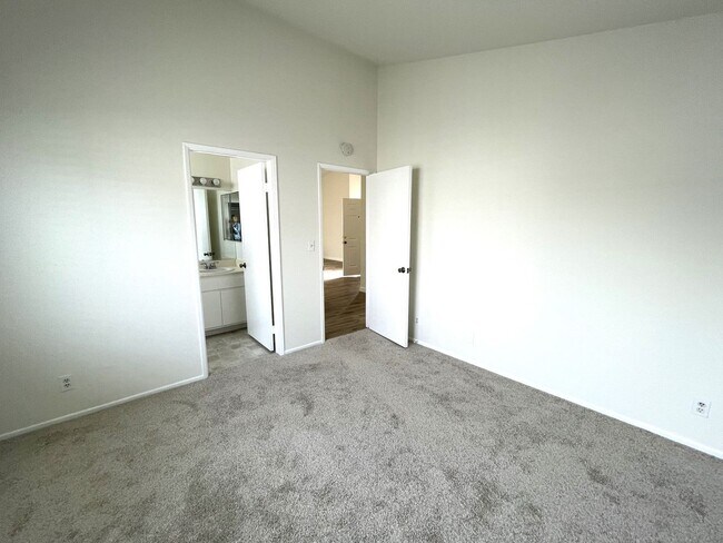 Building Photo - 1158 Cypress Ave