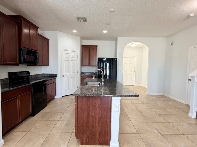 Building Photo - Stunning and spacious 5 bed, 2/5 bath in gated community in Melbourne
