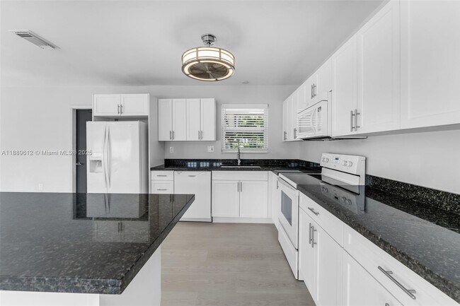 Building Photo - 4400 SW 89th Ave