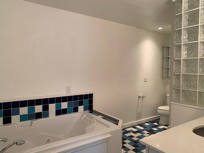 Building Photo - 721 W Main St