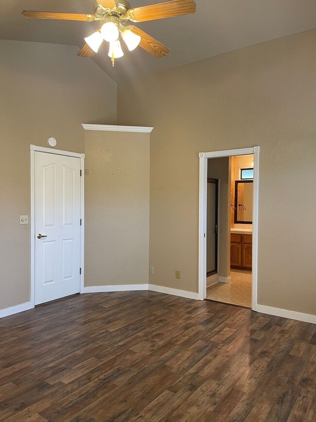 Building Photo - COUNTRY OAKS SUBDIVSION LARGE 3 BED 2 BATH...