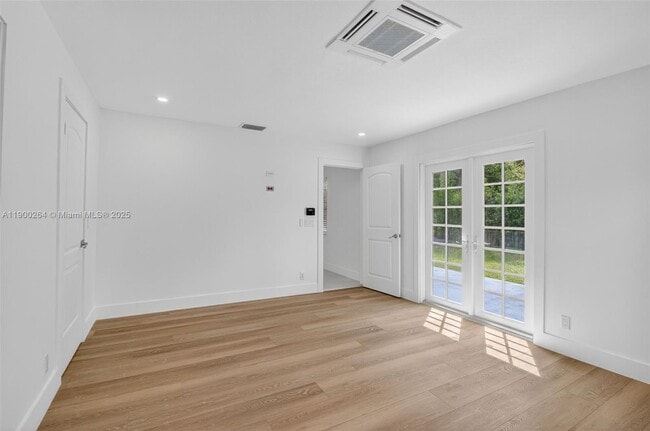 Building Photo - 5276 Pine Tree Dr