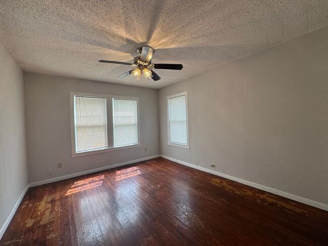 Building Photo - *2 Bedroom/ 1 Bathroom* Near Shopping and ...