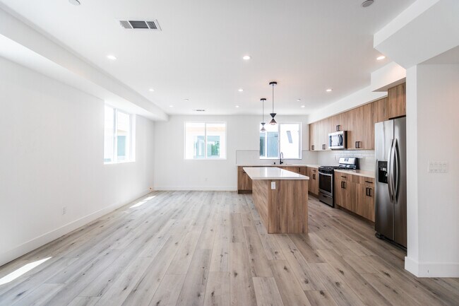 Building Photo - 4293 Tujunga Ave