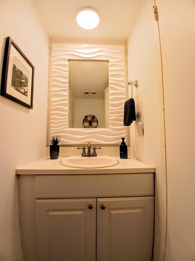 Building Photo - 1830 Embassy Dr