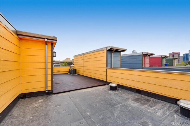 Building Photo - Immediate Availability! Stunning Modern lu...