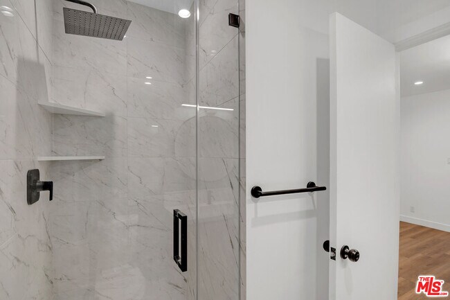 Building Photo - 950 Havenhurst Dr