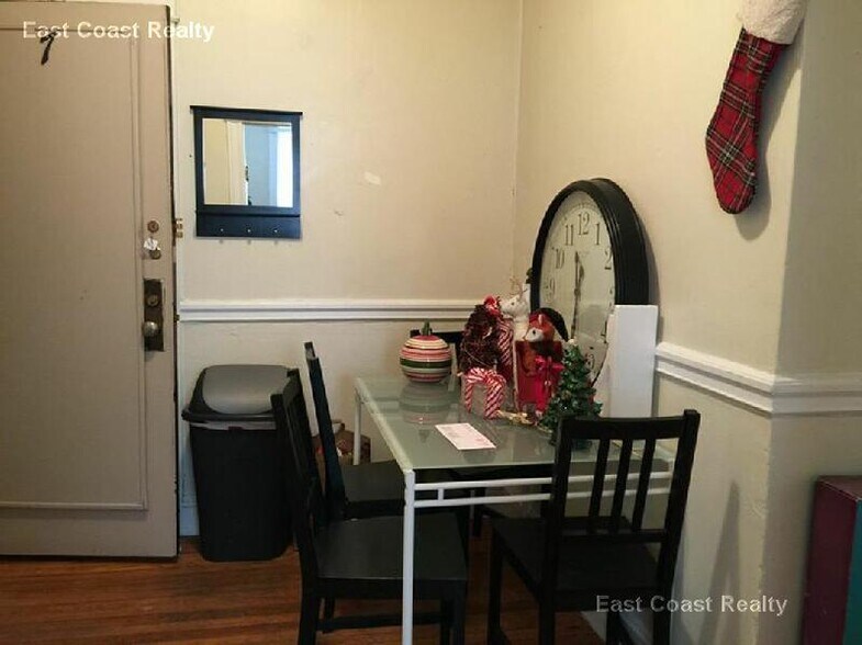 Building Photo - 221 Kelton St