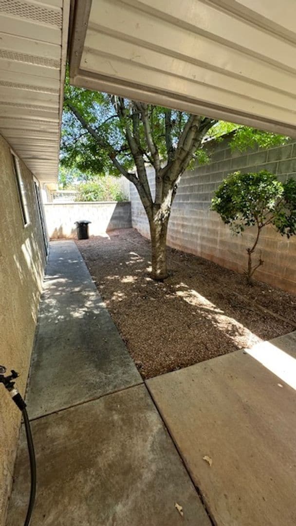 Building Photo - 3 bedroom home Community Pool - Pet Friendly!