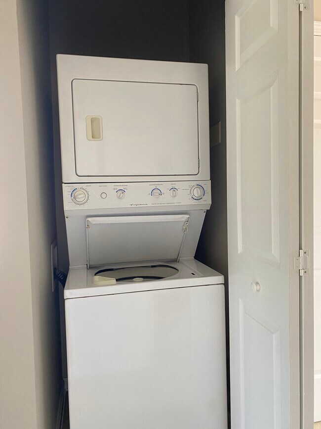 Building Photo - 4212 Sweetwater Blvd