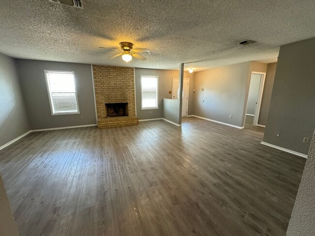 Building Photo - 3 bedroom 2 bath Refreshed