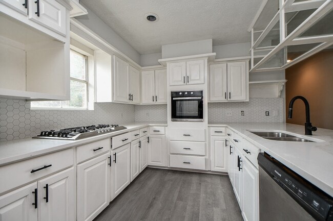 Building Photo - 14938 Mesita Dr