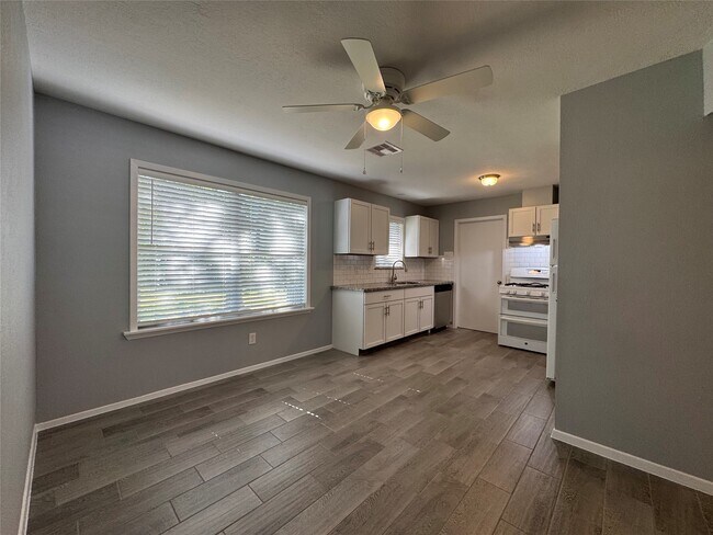 Building Photo - 514 Bertloma St