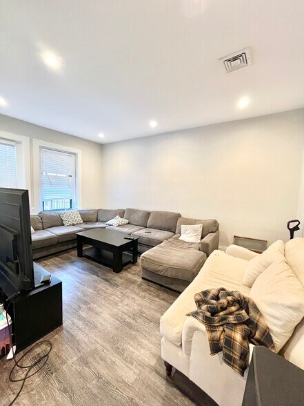 Building Photo - 1520 Tremont St