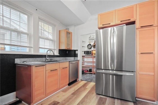 Building Photo - Classic 3 bedroom Home in the heart of Colonial Place