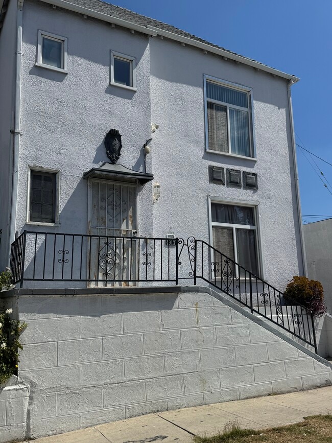 Building Photo - 4915 San Vicente Blvd