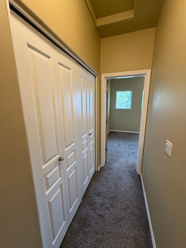 Building Photo - Modern Comfort Meets Easy Living in McKenzie Ridge Estates