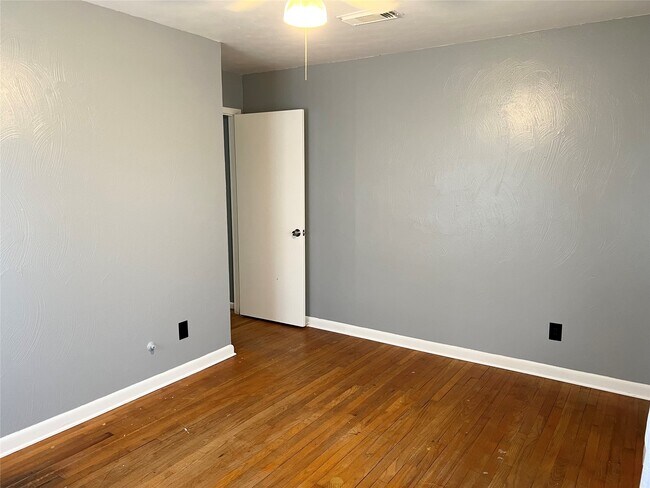 Building Photo - 411 Elaine St