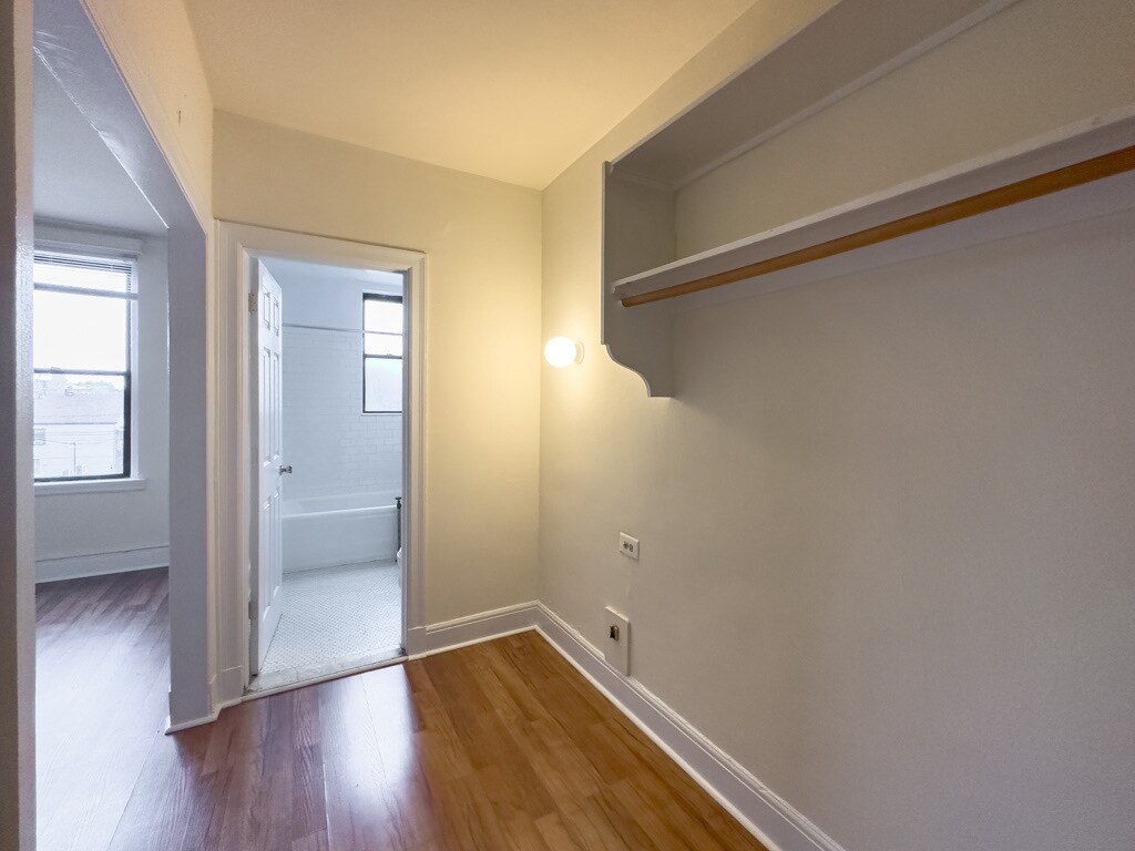 Building Photo - 3335 W Diversey Ave