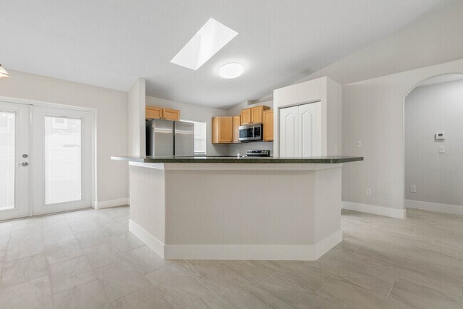 Building Photo - 884 Winchester St