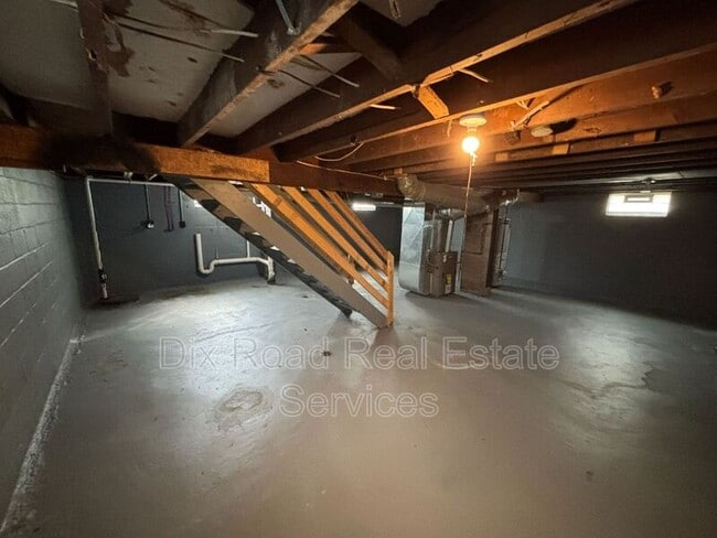 Building Photo - 1925 Highland St