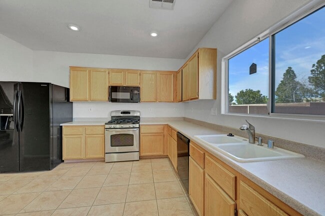 Building Photo - Adorable 2 story in the Northwest! Fresh paint and new carpet!