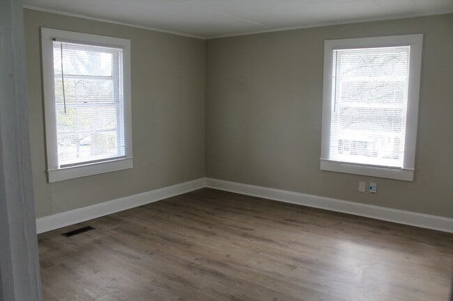 Building Photo - 1204 W Mauney Ave