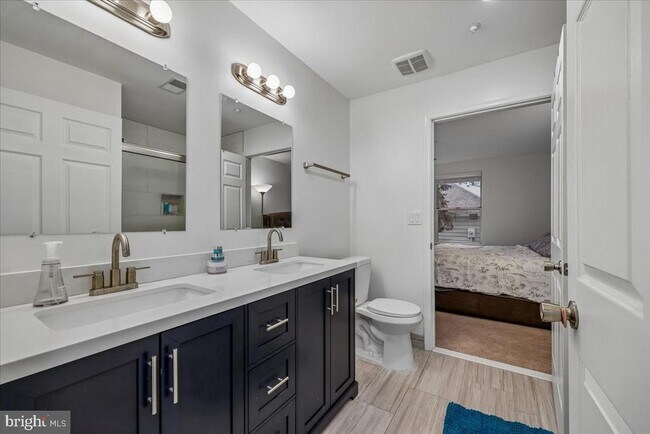 Building Photo - 10010 Vanderbilt Cir