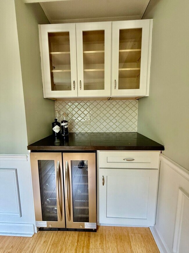 Building Photo - Charming 3 BR / 2 BA Top-Floor Condo | Blackberry Hill Village