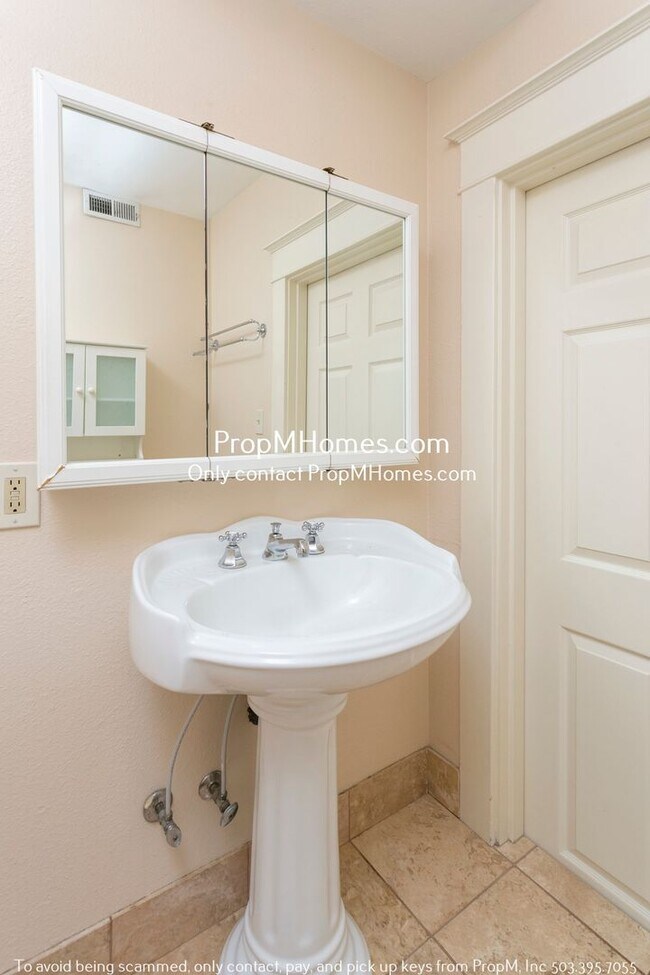 Building Photo - Charming Two-Bedroom Unit: Your Perfect Ho...