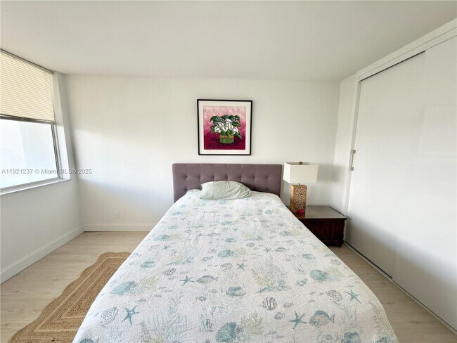 Building Photo - 3140 S Ocean Dr