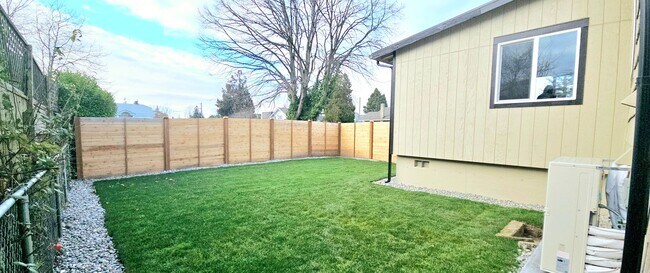 Building Photo - MOVE-IN SPECIAL! Recently Renovated 2 Stor...