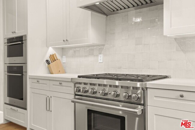 Building Photo - 17620 Camino De Yatasto