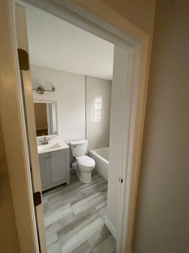 Building Photo - Amazing 3/2 located in desirable Palm Harb...