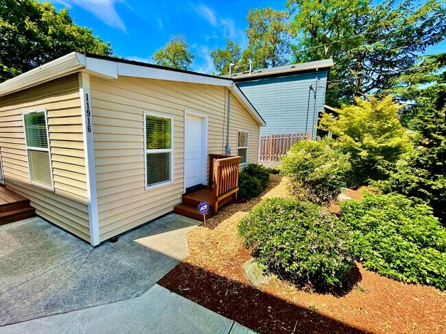 Building Photo - Spacious 3 Bedroom/2 Bath Home with genero...