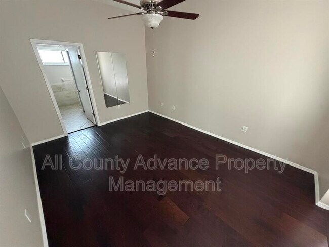 Building Photo - 3232 Oakwood Pl
