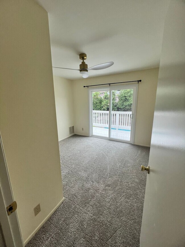 Building Photo - Santa Paula - Spacious pool home in wonder...