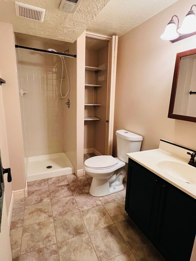 Building Photo - Beautiful townhouse, walk to the Ogden wat...