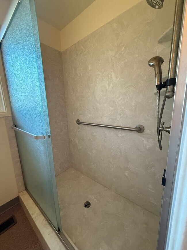Building Photo - Stunning Pet Friendly Three Bedroom Corval...