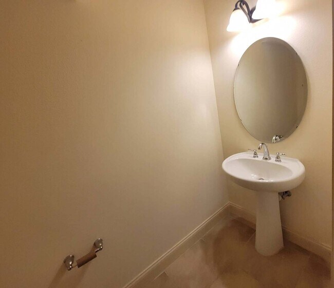 Building Photo - 4/2.5 TOWNHOME VILLA in Waterstone-Davenpo...