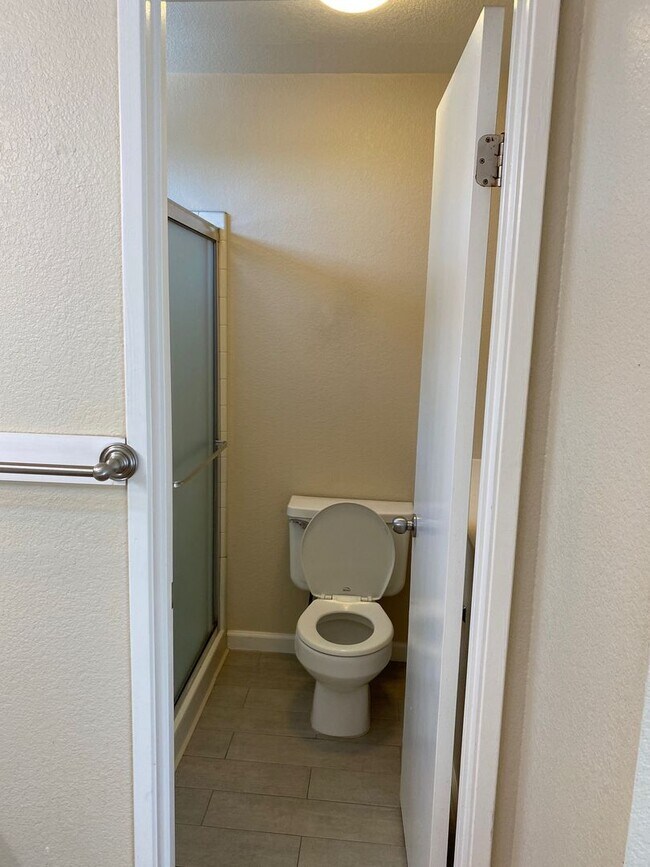 Building Photo - AVAILABLE NOW!! 4br 3ba