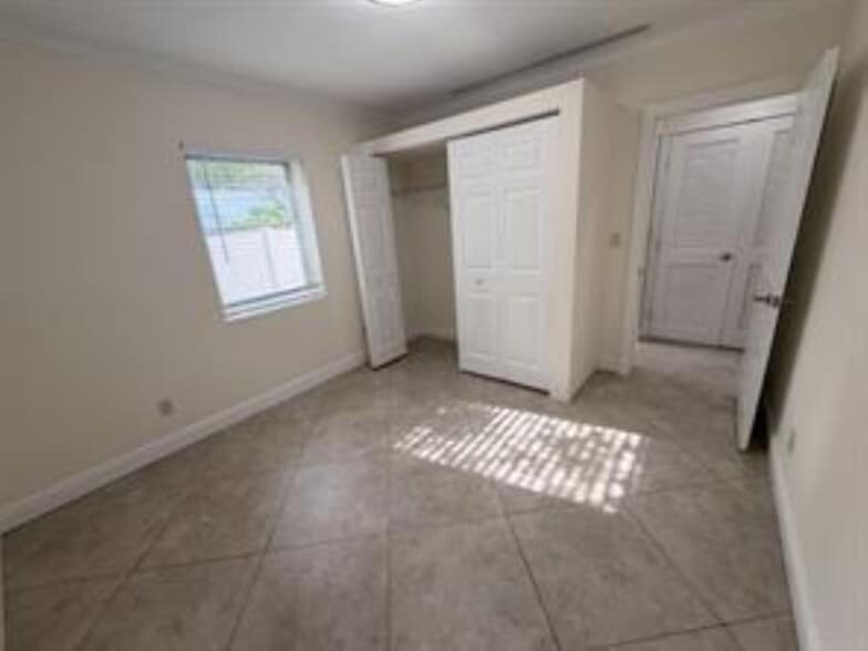 Building Photo - 2018 NE 14th Ct