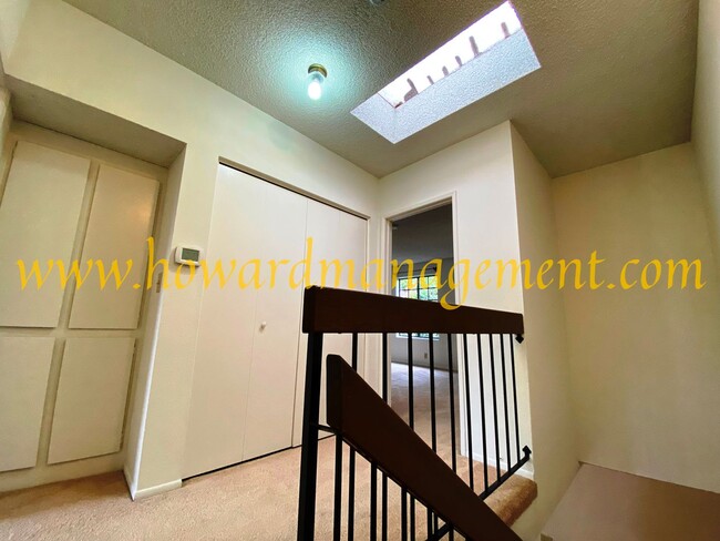 Building Photo - Spacious Townhouse condo with central A/C,...