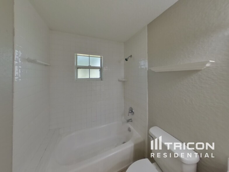 Building Photo - 1152 Tryon Cir
