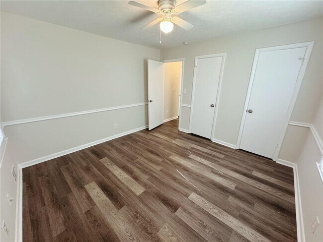 Building Photo - 1016 Waterside Dr SE