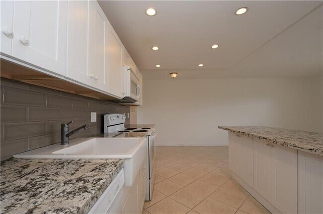 Building Photo - 2801 Victoria Way